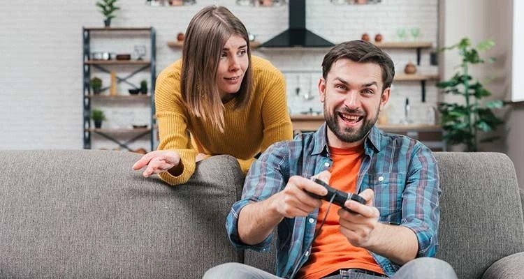 Suyt tan vo hon nhan vi chong nghien choi game