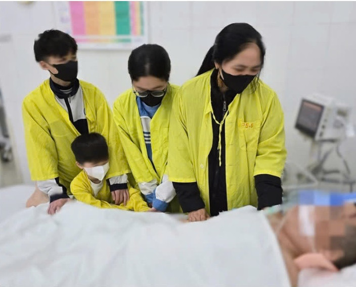 Xuc dong 4 me con tien biet chong, cha trong phong mo