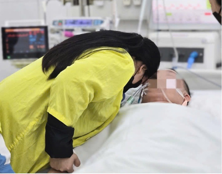 Xuc dong 4 me con tien biet chong, cha trong phong mo-Hinh-2