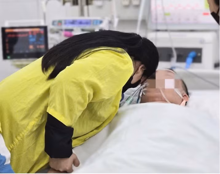 Xuc dong 4 me con tien biet chong, cha trong phong mo-Hinh-2