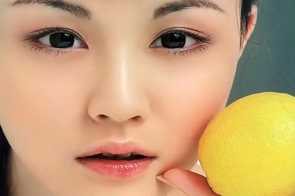 Thanh (giọng nói, tiếng cười) trong như nước, cười không lộ xỉ, âm thanh nhẹ dịu, ngón tay thon nhỏ, nhân trung rõ nét, thần sắc mềm mại, tóc đen mượt cũng là mẫu phụ nữ nhiều người mơ ước.