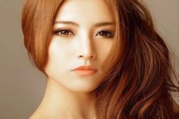 Tướng mạo long phượng, mũi cao, trán và cằm vuông vức bóng nhẵn, sắc môi hồng tươi, ngũ quan đoan trang, thân thể thơm mát, nhìn có uy mà không ủy mị chính là tướng vượng phu. 