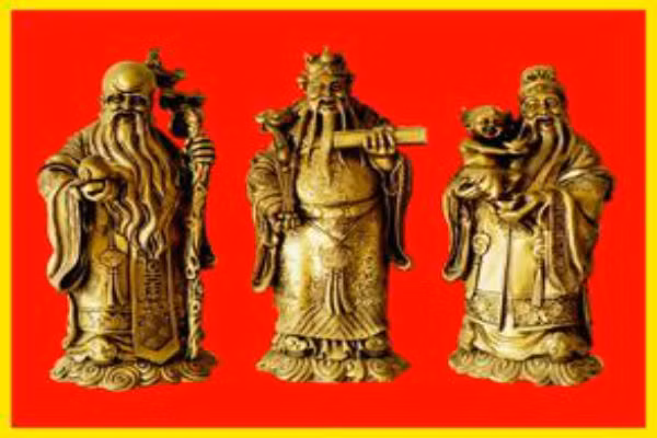 Bạn cũng có thể đặt một số các đồ chiêu tài như phúc, lộc, thọ tam tinh hay tượng văn võ tài thần ở phòng khách đều có tác dụng vượng khí. 