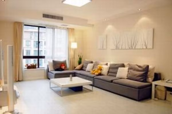 Không nên để lối đi qua phòng khách hoặc mở cửa sổ vì sẽ làm tán khí. Nếu có cửa sổ nên dùng rèm cửa sổ để khỏi hao tài. Phòng khách cũng nên vuông vắn, tránh có cột hoặc chỗ thò ra thụt vào sẽ làm vật cản cho tài khí. 