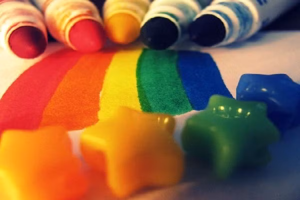 Màu sắc sẽ giúp bạn điều chỉnh vận đào hoa, cho nên tùy theo mệnh và sở thích của từng người để lựa chọn màu sắc phù hợp. 