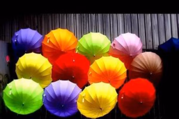 Màu sắc quần áo hay những vật dụng hàng ngày rất quan trọng, ví dụ nếu bạn mệnh Hỏa nên dùng nhiều quần áo có màu đỏ, nếu yêu thích nước mà lại là mệnh Thủy nên vận trang phục hoặc sử dụng vật phẩm có sắc xanh lam hay màu đen để cải thiện vận đào hoa của mình trong năm mới. 