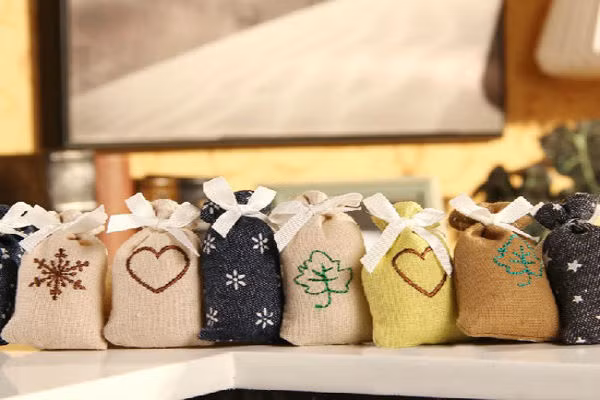 Đây là cách trực tiếp giúp cải thiện vận đào hoa của mình, bởi vì theo các nhà phong thủy, trong năm mới những vật may mắn mang vượng khí đào hoa nhất định sẽ được lựa chọn đầu tiên. 