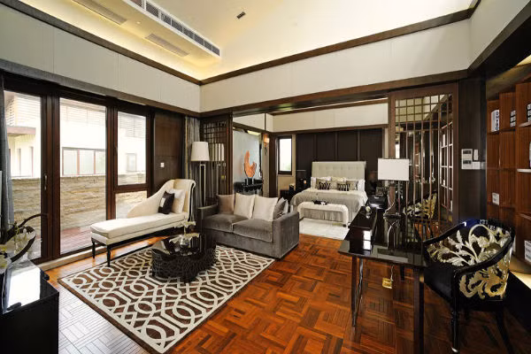 Cửa chính không được quá hẹp vì như vậy dễ bị tiểu nhân nhòm ngó. Xét về phong thủy, nếu cửa chính mà quá nhỏ thì sẽ tạo ra cảm giác bị gò ép mạnh, rất khó có cơ hội tụ tài tụ khí vì thế cửa chính nên to, rộng mới đem cát tường đến cho gia chủ. (Thông tin trong bài chỉ mang tính tham khảo).