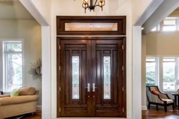 Đương nhiên, nếu cửa chính mà đối diện với gò đồi hay những nơi cao hơn hẳn xung quanh thì đối với gia chủ cũng có thể coi đó là một khảo nghiệm.