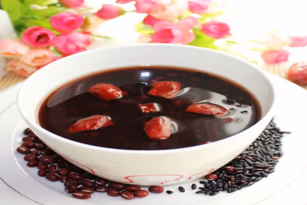  Bà bầu có thể dùng gạo nếp cẩm với đậu đỏ cho thêm nước xương hầm nấu thành cháo mặn, hoặc nấu với đậu đỏ và ăn với đường phên sẽ giúp bổ máu, với sản phụ sau sinh giúp bồi bổ sức khỏe, lợi sữa. 