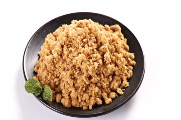  Thịt thừa: Cách dễ nhất hãy xé nhỏ thịt thừa sau đó trộn với rau củ tươi làm thành món trộn. Nếu trong nhà có trẻ con có thể chuyển thịt thừa thành món chà bông để có thể kết hợp ăn với các món khác. Các món cá chiên rán sau khi hâm nóng sẽ luôn bị cứng và mất mùi thơm ngon, nhưng ta chỉ cần cho thêm ớt, cà rốt thái chỉ, xì dầu, đường và chút hành gừng sốt lên là bạn có một món mới thơm ngon. 