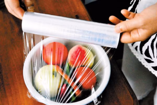  Bảo quản: Thức ăn thừa không phải là tuyệt đối không ăn lại được mà chỉ cần bạn chú ý đến cách bảo quản, sau khi thức ăn thừa đã nguội hãy dùng màng bảo quản thực phẩm bọc kín và cho ngay vào tủ lạnh. 