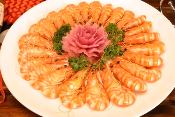  Thức ăn khác nhau thì cách hâm nóng cũng khác nhau. Những loại cá, tôm, cua ốc tuy được bảo quản trong nhiệt độ thấp thì vi khuẩn vẫn hoạt động vì thế rất dễ biến chất. Cho nên khi hâm nóng tốt nhất cho thêm chút rượu, gừng hành hoặc tỏi sẽ làm cho thực phẩm thêm vị thơm ngon và có tác dụng diệt vi khuân nhất định, sẽ tốt hơn cho dạ dày của bạn. 