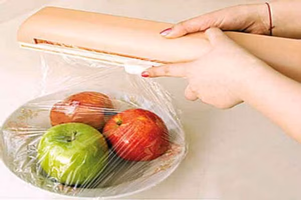  Thức ăn thừa khác nhau cần phải bỏ riêng để tránh lây nhiễm chéo vi khuẩn. Nên cho vào hộp chuyên dụng đậy kín, không có thì có thể đựng vào bát đĩa sau đó bọc kín một lớp màng bảo quản rồi mới cho vào tủ lạnh. 