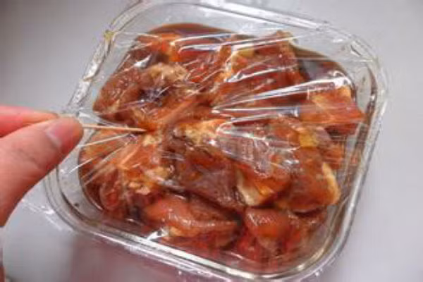  Thời gian bảo quản thức ăn thừa cũng không nên quá dài, tốt nhất chỉ trong vòng 5-6 giờ. Trong trường hợp bình thường chỉ cần hâm nóng lại trong vòng vài phút có thể giết chết các mầm bệnh. Nếu thực phẩm lưu trữ quá lâu, sẽ sản sinh ra một lượng nitrite và aflatoxin lớn, khi hâm nóng lên sẽ không tốt cho sức khỏe. 