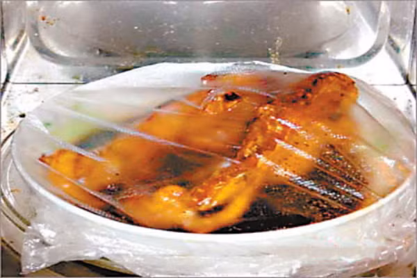  Lưu ý phải để thức ăn thật nguội rồi mới được cho vào tủ lạnh vì khi thức ăn còn nóng đột ngột cho vào môi trường nhiệt độ thấp, sẽ bị ngưng tụ hơi nước, tạo điều kiện thuận lợi cho sự phát triển của nấm mốc. Do đó bạn phải đợi thức ăn thật sự nguội mới cho vào tủ lạnh. 