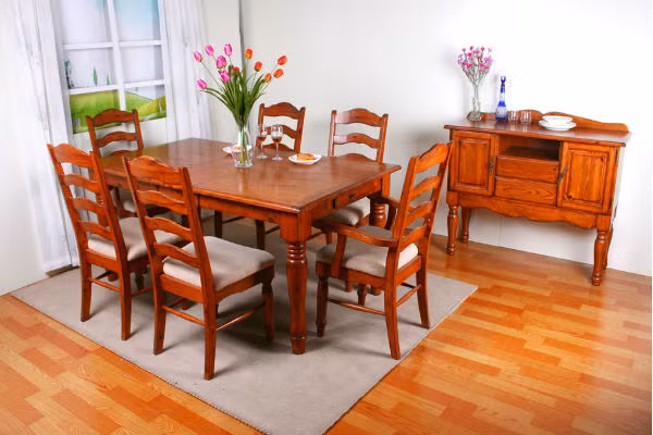 Bàn ăn luôn bừa bãi thậm chí sẽ làm ảnh hưởng đến sự hòa thuận trong gia đình, ảnh hưởng đến tình cảm vợ chồng và tình thân giữa cha mẹ và con cái. Vì thế cần phải luôn giữ cho bàn ăn gọn gàng, sạch sẽ. 