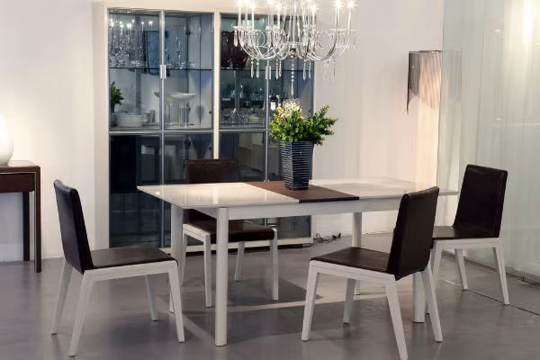 Trên bàn ăn không được bày nhiều đồ linh tinh. Trên bàn ăn không được đặt, để quá nhiều đồ linh tinh, nếu không sẽ làm phá hỏng phong thủy của phòng ăn và bàn ăn. 