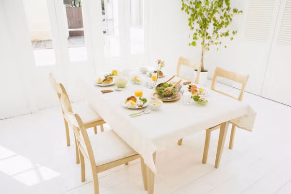 Nếu phòng ăn quá lớn mà kê bàn ăn quá nhỏ thì sẽ thể hiện sự “không phóng khoáng, keo kiệt của gia chủ” . Vì thế bàn ăn nhất định phải chọn kích cỡ cho phù hợp. 