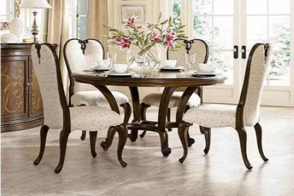 Mặt bàn không được lồi lõm. Việc mặt bàn không phẳng sẽ ảnh hưởng đến cảm giác ngon miệng của mọi người, từ đó sẽ ảnh hưởng đến sức khỏe. Ngoài ra, bàn ăn thông thường là nơi tụ tập ăn uống nên không tránh được va chạm bát đũa, nếu mặt bàn không phẳng chỉ cần va chạm nhẹ cũng dễ làm đổ thức ăn. 