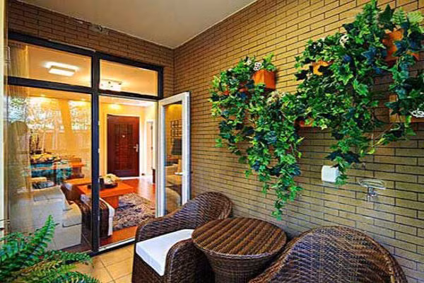 Căn hộ dành cho người độc thân thường có diện tích nhỏ nên chỉ cần nhìn lướt qua là có thể bao quát được mọi thứ trong nhà. Phong thủy dành cho căn hộ của người độc thân cũng đơn giản hơn. Nhưng có một điểm quan trọng bạn cần chú ý, khi mua nhà hoặc thuê nhà, cần chú ý không nên chọn những căn hộ khi mở cửa chính đã thấy ban công vì cách bố trí như vậy thường không thể giúp bạn tụ tài khí.