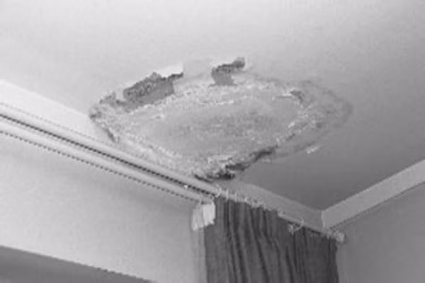 Trần nhà hoặc tường nhà nhất định không được ngấm nước. Nếu nhà thuê thì nên đổi phòng khác, nếu nhà mình thì phải gọi người vào sửa lại. Tình trạng này không chỉ ảnh hưởng xấu đến phương diện tình cảm, mà còn ảnh hưởng đến tiền tài của bạn. 