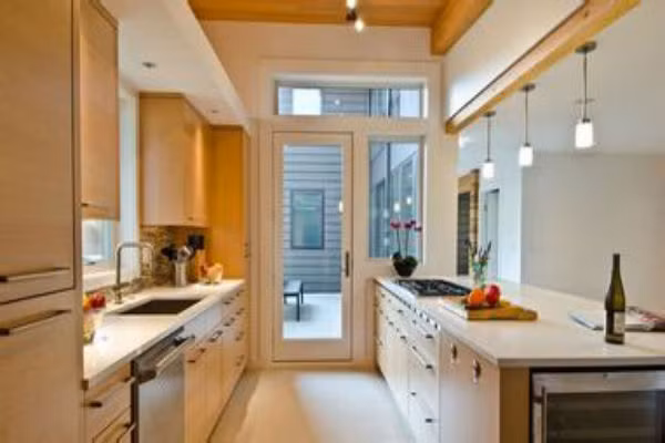 Muốn biết vận may và tiền tài của nữ gia chủ chỉ cần nhìn gian bếp. Nếu phòng bếp có cột đè lên kệ bếp sẽ không có lợi cho tiền tài. Nếu vừa mở cửa chính nhìn thấy bếp dễ hao tài. Vì thế khi mua nhà, các cô nàng còn độc thân cần xem kĩ vị trí phòng bếp. 