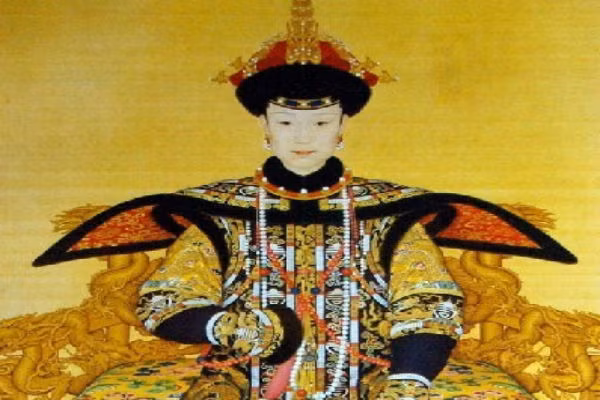 Khang Hy đã từng nghĩ dùng đến cách “trùng hỉ” trong dân gian để mong cứu nàng, ông lập tức sắc phong cho nàng là hoàng hậu để mong vận “trùng hỉ” đến có thể xua đi đen đủi nhưng mọi thứ đã quá muộn không thể cứu nổi sinh mệnh của nàng. Đúng vào ngày sắc phong thì nàng qua đời. đại lễ sắc phong đột nhiên biến thành tang lễ, đau thương bao phủ khắp hoàng cung.