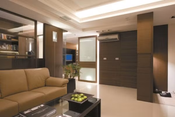 Nhà vệ sinh đối diện với cửa chính dễ khiến gia chủ vướng phải nhiều chuyện xui xẻo. Nhưng đặc biệt kiểu phong thủy này không tốt cho đàn ông. Người đàn ông của bạn sẽ không thích ở nhà, mà hay lấy lý do để ra ngoài, thậm chí rất khuya mới chịu trở về. 