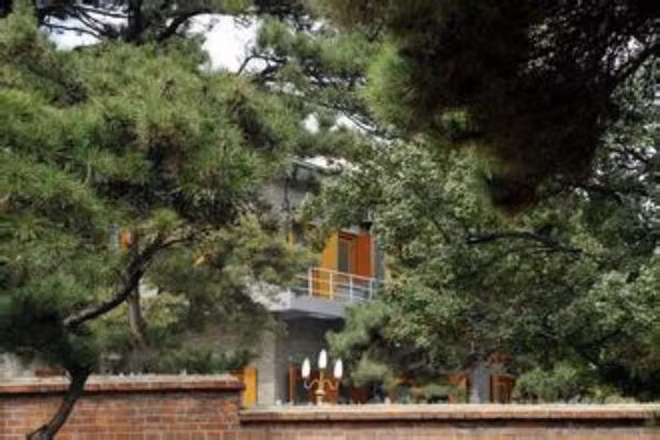 Khi tâm lý đã có sự dồn nén đến một mức nào đó thì chàng cảm thấy bức bối không muốn ở nhà mà thích ra ngoài, lâu dần sẽ có chuyện xảy ra. 