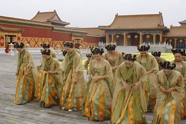 Năm 1398, Chu Nguyên Chương băng hà, cháu trai là Chu Doãn Văn kế vị, theo lời dặn dò của Chu Nguyên Chương trước khi chết tất cả các phi tần chưa từng sinh nở đều phải tuẫn táng. Khi lệnh ban ra, triều đình hỗn loạn, tiếng khóc ai oán bao trùm cả hoàng cung. 