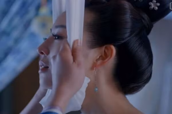 Với hai cách giải thích trên đều có sự hợp lý nhất định nhưng so với cách thứ hai thì cách giải thích thứ nhất có khả năng đáng tin cậy hơn. Theo kết quả khai quật của các nhà khảo cổ học thì trong lăng mộ của Chu Nguyên Chương chỉ có hàng đống xương cốt trắng, nếu cơ thể có chứa thủy ngân thì trong môi trường lăng mộ bị phong kín như vậy, thi thể của các phi tần đã không bị phá hủy quá lớn. Vì thế xem ra cách giải thích về phương thức “treo cổ tự vẫn” có phần hợp lý hơn. 