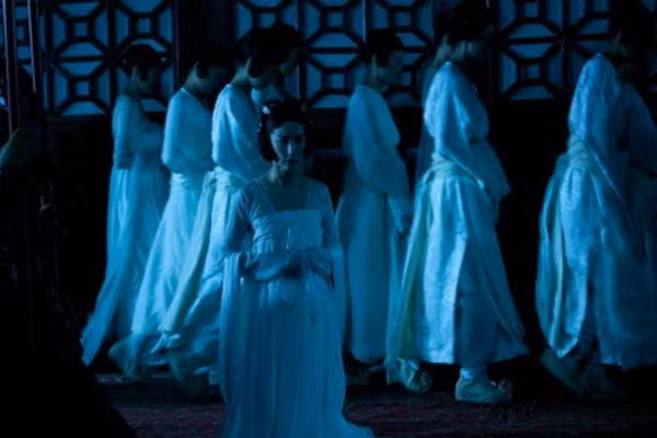 Cũng có một số nhà sử học cho rằng thời đó đã dùng thủy ngân để tuẫn táng. Bởi vì thủy ngân sẽ đảm bảo cho thi thể của các cung nữ không bị thối rữa và cũng không làm ảnh hưởng đến nhan sắc. Vì thế một số quan lại và thái giám đã đề nghị ngâm xác các nàng vào dung dịch thủy ngân. Đến ngày tuẫn táng, các nàng có tên trong danh sách sẽ bị tập trung lại một chỗ sau đó được uống trà bỏ thuốc an thần, đợi các cung nữ trúng thuốc mê các thái giám đứng bên sẽ cắt cổ các nàng và đổ một lượng thủy ngân nhất định thông qua lỗ thủng đó rồi lại dùng chỉ khâu lại. 