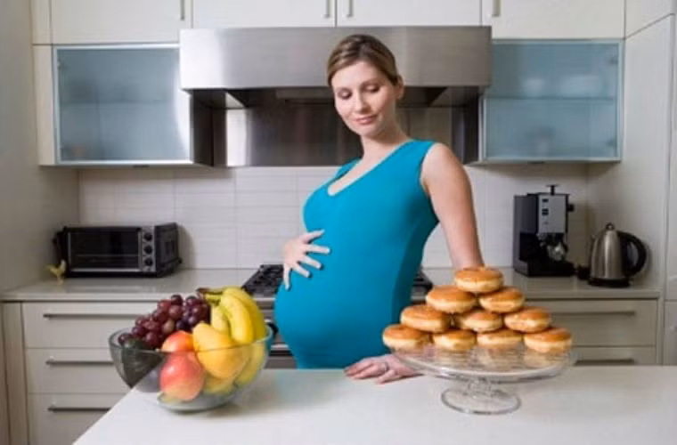  Ăn đêm cũng không cung cấp thêm được dinh dưỡng cho thai nhi: Một số người quan niệm rằng ăn nhiều sẽ cung cấp cho thai nhi đầy đủ dinh dưỡng hơn nên việc ăn đêm có thừa cân đối với mẹ cũng không có vấn đề gì. 