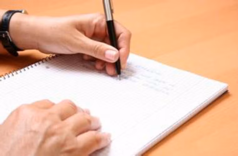  Người thuận tay trái: Một tài liệu nghiên cứu cho thấy phụ nữ thuận tay trái có nguy cơ mắc bệnh ung thư vú cao hơn 40%, các bệnh ung thư thời gặp sau thời kì mãn kinh như: ung thư cổ tử cung, ung thư nội mạc tử cung cao hơn 2 lần so với người bình thường. 