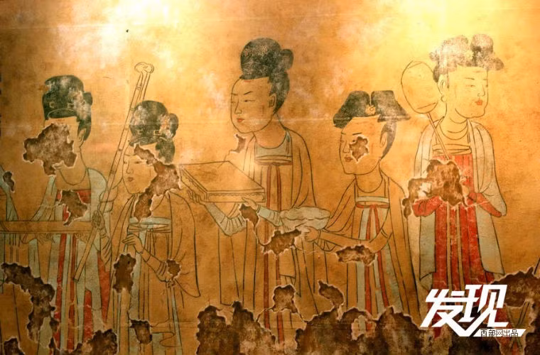 Trong bích họa thất nữ tư đồ tìm thấy trong mộ Dương Ôn ta thấy 7 nàng thị nữ ngoài khoác khăn lụa, trong mặc váy trễ cổ màu sắc sặc sỡ, thân hình mảnh khảnh, đai lưng kín đáo. 