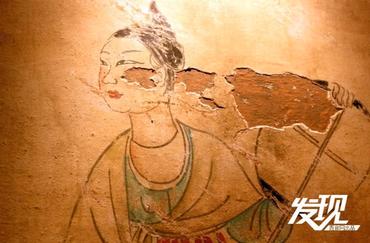 Theo những hiện vật tùy táng khai quật trong mộ An Nguyên Thọ một tướng lĩnh nhà Đường thì niên đại táng chủ nhân ngôi mộ là lúc Võ Tắc Thiên đã bắt đầu nắm quyền, nhưng quan sát bức tranh thị nữ cầm quạt được tìm thấy khi khai quật mộ thì y phục của các nàng về cơ bản không có sự khác biệt lớn so với thời Trinh Quan.