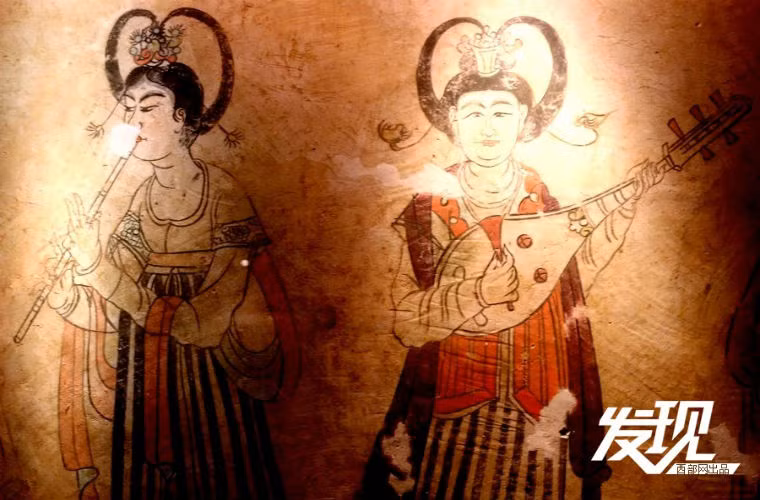 So sánh hai thị nữ trong bức họa, thị nữ bên trái tuy thân hình “nóng bỏng” và gợi cảm hơn, cổ áo tuy cũng trễ nải hơn nhưng vẫn kín đáo, không hề lộ liễu. 