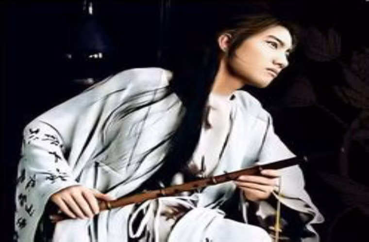 Hóa ra trong bữa ăn nàng đã cả gan nhiều lần nhìn vào mắt Trương Xương Tông nên khiến Võ Tắc Thiên sôi máu. Chuyện này không thể trách Võ Hậu độc ác mà do Uyển Nhi đã dám có tư tưởng vụng trộm tư tình với Trương Xương Tông. 