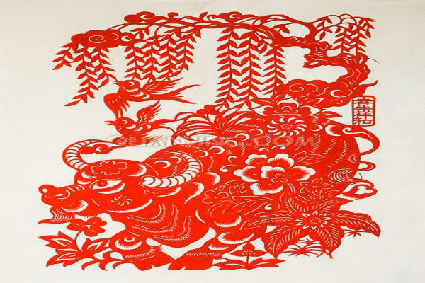 Người tuổi Sửu sẽ bị xung Thái Tuế nên trong năm nay bạn sẽ có một số biến động lớn như chuyển nhà, nhảy việc, ốm đau hay phá sản. 