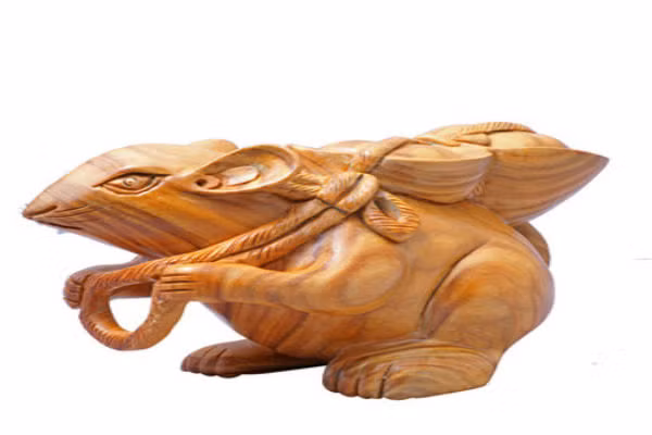 Để ổn định và hóa giải, cách đơn giản và tốt nhất với người tuổi Sửu là có thể đặt một con chuột trang trí, chất liệu gì cũng được và màu đen là tốt nhất ở hướng chính Bắc hoặc hướng Đông Bắc tự nhiên mọi điều xui xẻo sẽ được hóa giải. (Thông tin trong bài chỉ mang tính tham khảo). 