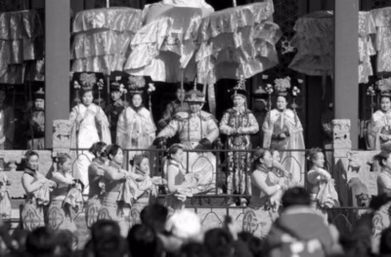  Đến nhà Thanh, kỳ nghỉ được gọi là “ tháng vàng” lại tiếp tục được quy đinh lại. Một năm 3 tiết đông chí, Nguyên đán, Nguyên tiêu được tính từ khi các quan lại và nhân viên công vụ phong ấn. Trong lịch sử các vương triều phong kiến chỉ có quy định nghỉ lễ tết cho các quan viên. Dân thường thì nghỉ ăn tết theo tập tục cổ truyền. Những tiểu thương sẽ nghỉ ăn một số tết đặc trưng của ngành nghề riêng, ví dụ như ngày giỗ tổ nghề. Nông dân cũng có những ngày tết đặc biệt như tết thờ thần thổ địa hay còn gọi là “xã nhật” vào mùa xuân và mùa thu. 