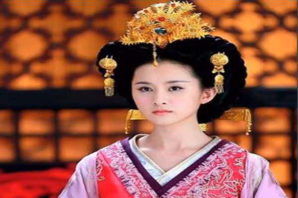 Vị hoàng hậu thứ hai là Ngụy Giai thị. Bà chính là mẫu thân của thập ngũ A ca Ngung Diễm sau này là hoàng đế Gia Khánh. Năm thứ 40, Càn Long mắc bệnh mất. Việc bà được táng ở địa cung có thể là do tình yêu Càn Long dành cho Hiếu Hiền hoàng hậu, bởi lúc sinh thời Ngụy Giai thị là phi tần đầu tiên được Hiếu Hiền hoàng hậu giáo dưỡng cho nên Càn Long đã cho phép chôn nàng ở địa cung bên cạnh người vợ yêu quý của mình. 