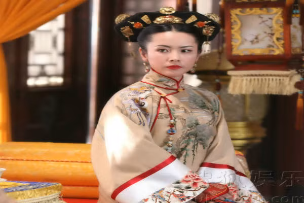 Đầu năm năm thứ 30 Càn Long, hoàng hậu theo thái hậu và Càn Long đi tuần thú Giang Nam lần thứ 4. Trên đường đi không biết đã xảy ra chuyện gì khiến Càn Long vô cùng tức giận ra lệnh cạo tóc như ni cô rồi nhốt vào lãnh cung. Sau rất nhiều năm, vị hoàng hậu này nhiễm bệnh chết, Càn Long ra lệnh dùng nghi thức tang lễ của Hoàng quý phi để tổ chức tang lễ cho hoàng hậu Ô Lạp Na Lạp thị, táng tại đỉnh đại bảo sau minh lầu của dụ phi viên tẩm nằm ở phía tây của Dụ Lăng. 