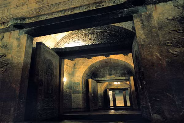 Trong suốt 4 năm linh cữu của bà được đặt trong địa cung của Dụ Lăng, hoàng đế Càn Long đã từng đến tế lễ cho bà hơn 100 lần, trong đó rất nhiều lần vừa uống rượu làm thơ bên mộ bà. Điều này có thể thấy vị trí của bà không thể thay thế được trong trái tim của ông vua đa tình bậc nhất này. Đây cũng là tấm chân tình hiếm có của đấng quân vương dành cho người vợ hiền của mình. 