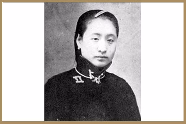 Tiểu Phụng Tiên, dân quốc hiệp kỹ. Truyền kỳ mối tình của Tiểu Phụng Tiên và danh tướng phong trào hộ quốc Thái Ngạc đã vang danh sử sách. Nhan sắc trời phú, tài trí hơn người nhưng cuộc đời không công bằng đã đẩy bà lưu lạc vào chốn bụi trần. Gặp Thái Ngạc chính là bước ngoặt trong cuộc đời bà. Một nàng Tiểu Phụng tài hoa xinh đẹp, khí khái nữ hiệp gặp được tướng quân Thái Ngạc tình đầu ý hợp, trời sinh một đôi tri kỉ, chính nàng đã nhiều lần giúp Thái Ngạc thoát khỏi nguy hiểm trong gang tấc. Cả đời hiệp nghĩa của nàng mãi lưu truyền trong nhân thế. 