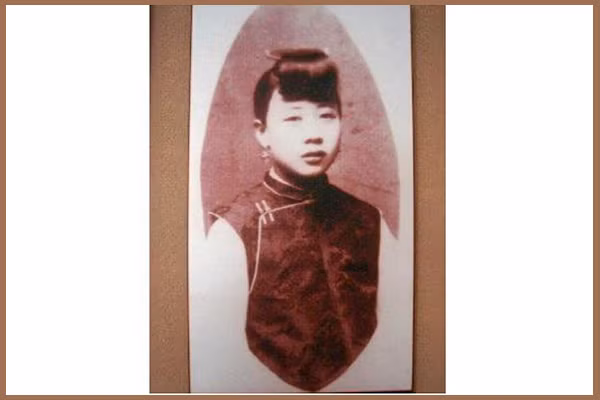 Trại Kim Hoa, mệnh danh là kỹ nữ cứu quốc, bà là danh kỹ cuối đời Thanh làm khuynh đảo bao trái tim nam giới. Duyên số bà lận đận, cuộc đời đầy thăng trầm, hết làm thiếp của trạng nguyên, phu nhân của Khâm phái công sai rồi trở thành danh kỹ lầu xanh. Khi bát quân đánh Bắc Kinh, bà đã tận dụng sắc đẹp và tài năng của mình mê hoặc được chủ soái của liên quân là Waldersee nhằm giúp cứu dân cứu quốc, tiếng thơm vang xa, một đời huy hoàng, nhưng trời ghen ghét đố kị với kẻ hồng nhan, sau những phút giây rực rỡ, bà sống cô đơn lặng lẽ trong sự lạnh lùng của chốn nhân gian. 