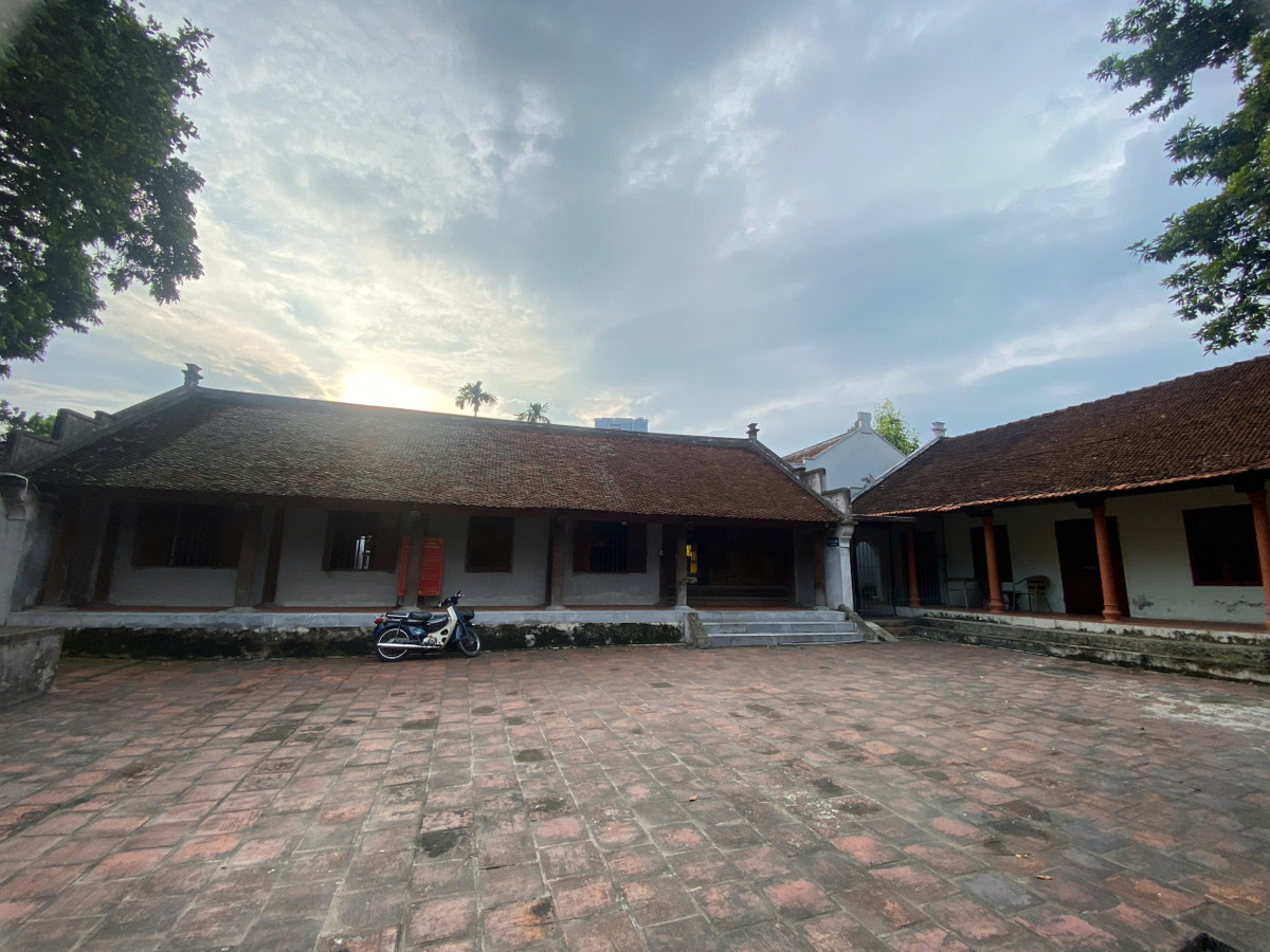 Mỗi buổi chiều, tiếng chuông chùa hoà lẫn tiếng tụng kinh tạo nên cảnh tượng trầm mặc, linh thiêng của ngôi chùa.