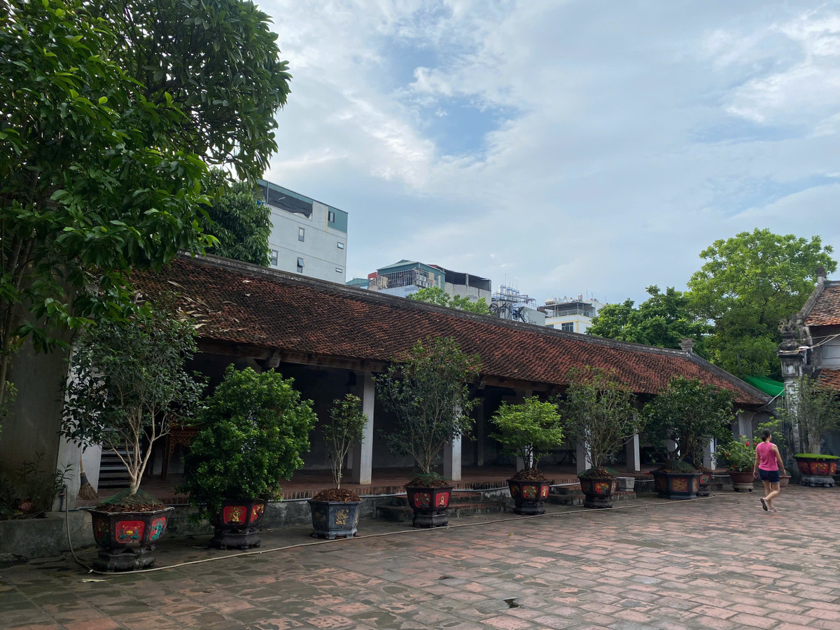 Chùa Láng được xây dựng theo phong cách kiến trúc nội công ngoại quốc. Kiểu kiến trúc này đã có từ thời xưa với đặc điểm nổi bật là hai hàng lang dài kết nối nhà tiền đường và hậu đường với nhau, tạo nên một khung hình chữ nhật đóng kin. Ở giữa thường bố trí nhà thiêu hương hoặc Thượng điện.