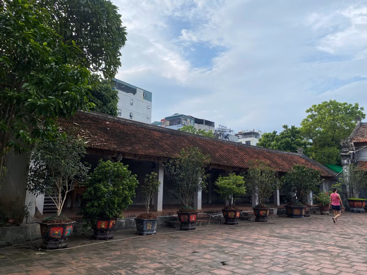 Chùa Láng được xây dựng theo phong cách kiến trúc nội công ngoại quốc. Kiểu kiến trúc này đã có từ thời xưa với đặc điểm nổi bật là hai hàng lang dài kết nối nhà tiền đường và hậu đường với nhau, tạo nên một khung hình chữ nhật đóng kin. Ở giữa thường bố trí nhà thiêu hương hoặc Thượng điện.